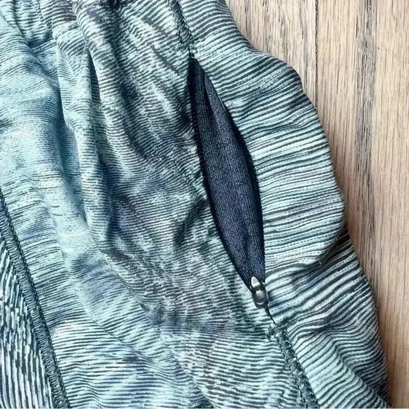 Lululemon Women’s Hotty Hot Low Rise Multi Colored Shorts Size 4 Tall - Picture 12 of 14